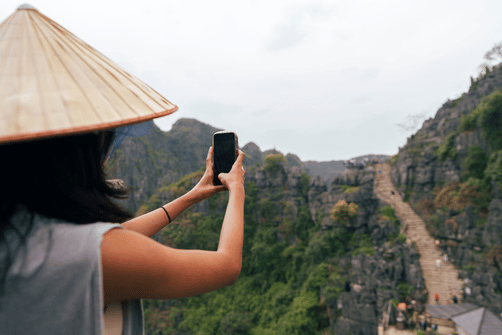 Viajante com smartphone no Vietname – melhores fornecedores de eSIM 2025