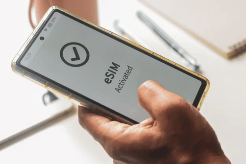 Smartphone com eSIM ativado – imagem representativa do mercado eSIM