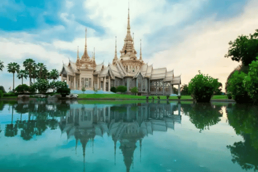 Templo tailandês refletido na água – melhor altura para ir à Tailândia