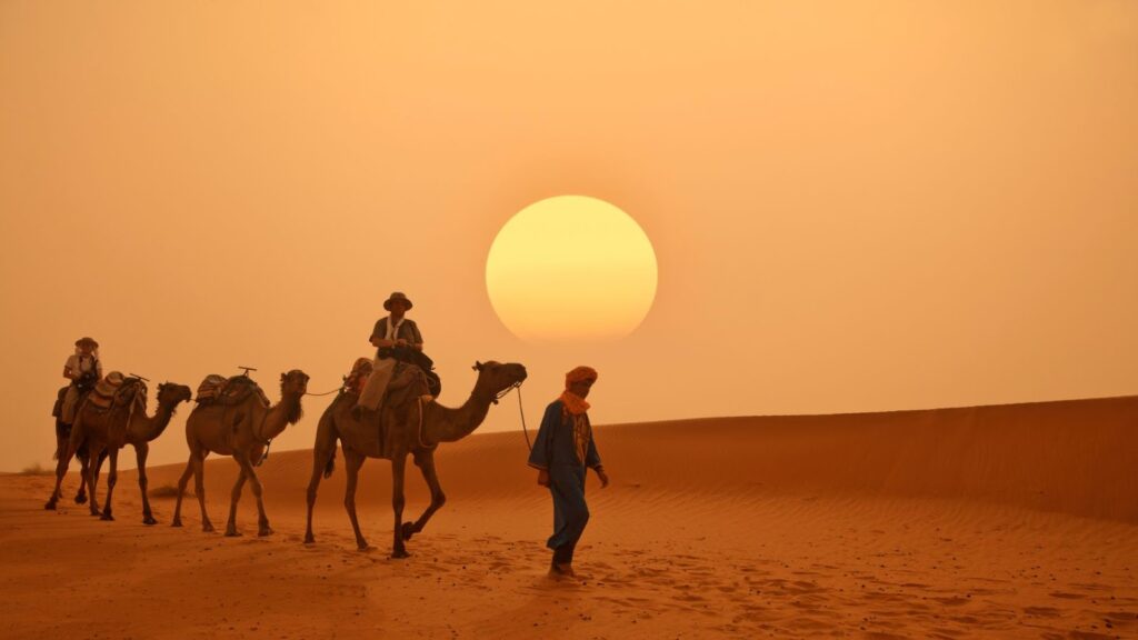 passeio de camelo no deserto do Saara