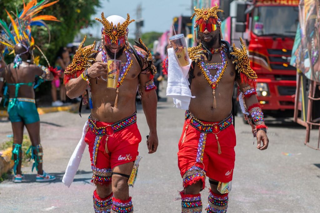 Desfile vibrante do carnaval na Jamaica, perfeito para quem procura a melhor altura para conhecer as Caraíbas.