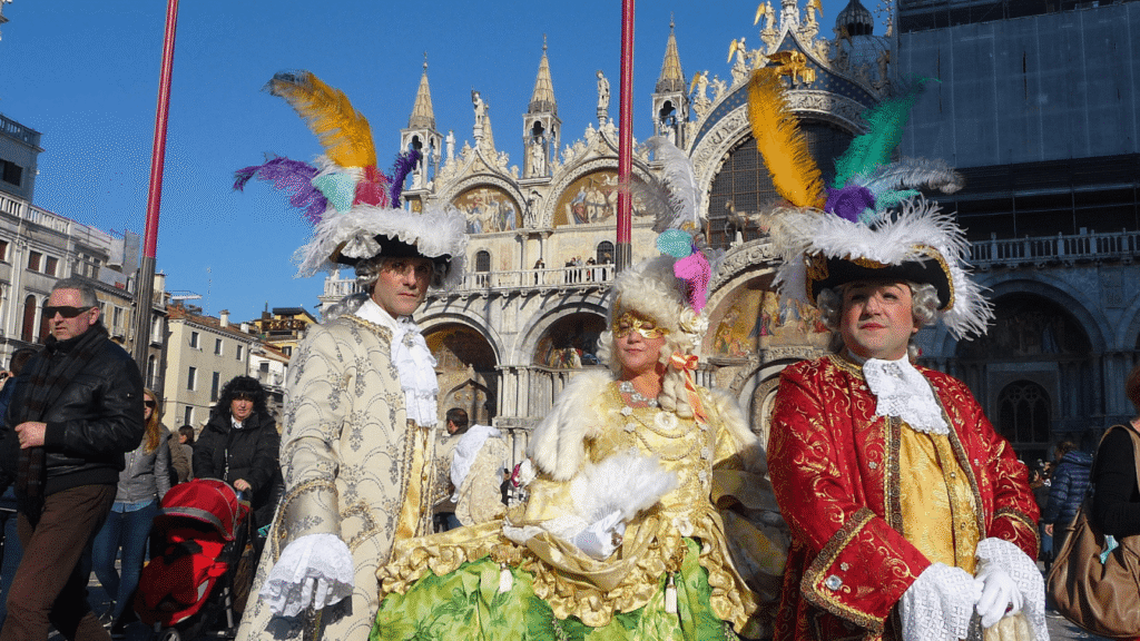 melhor altura para visitar a Itália – Carnaval de Veneza com trajes tradicionais