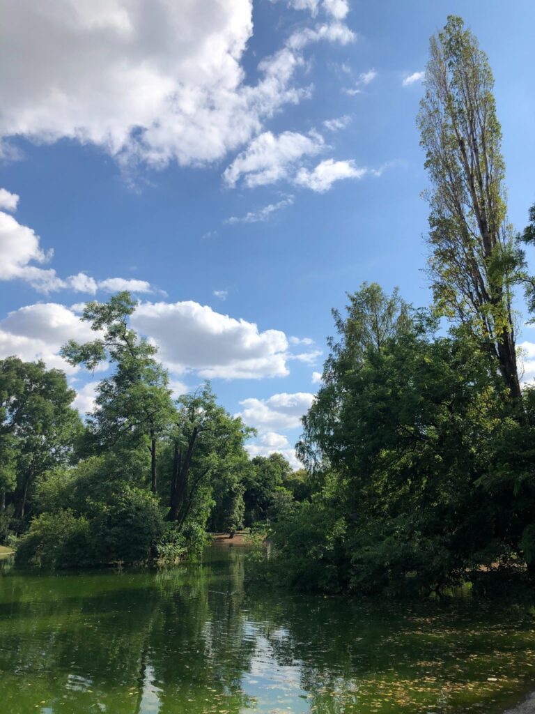 Walking through Stadtpark looking for breakfast