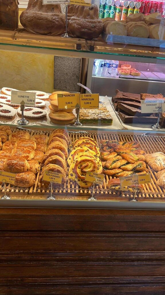 bakery selling sweets in paris