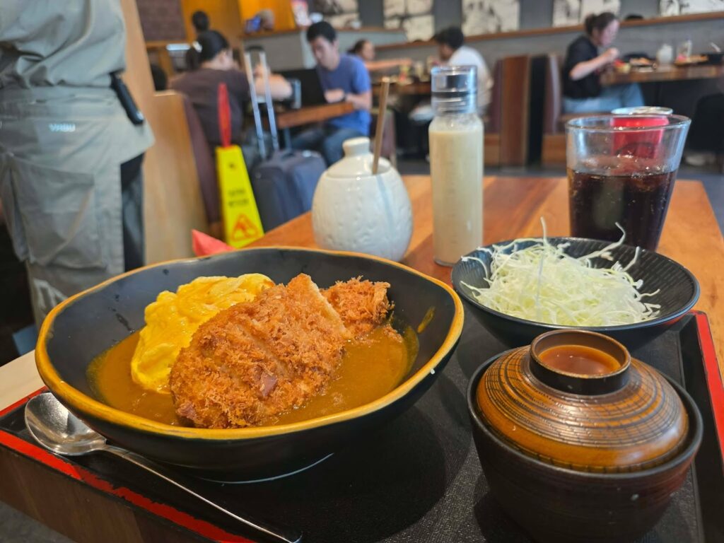 having lunch in manilla